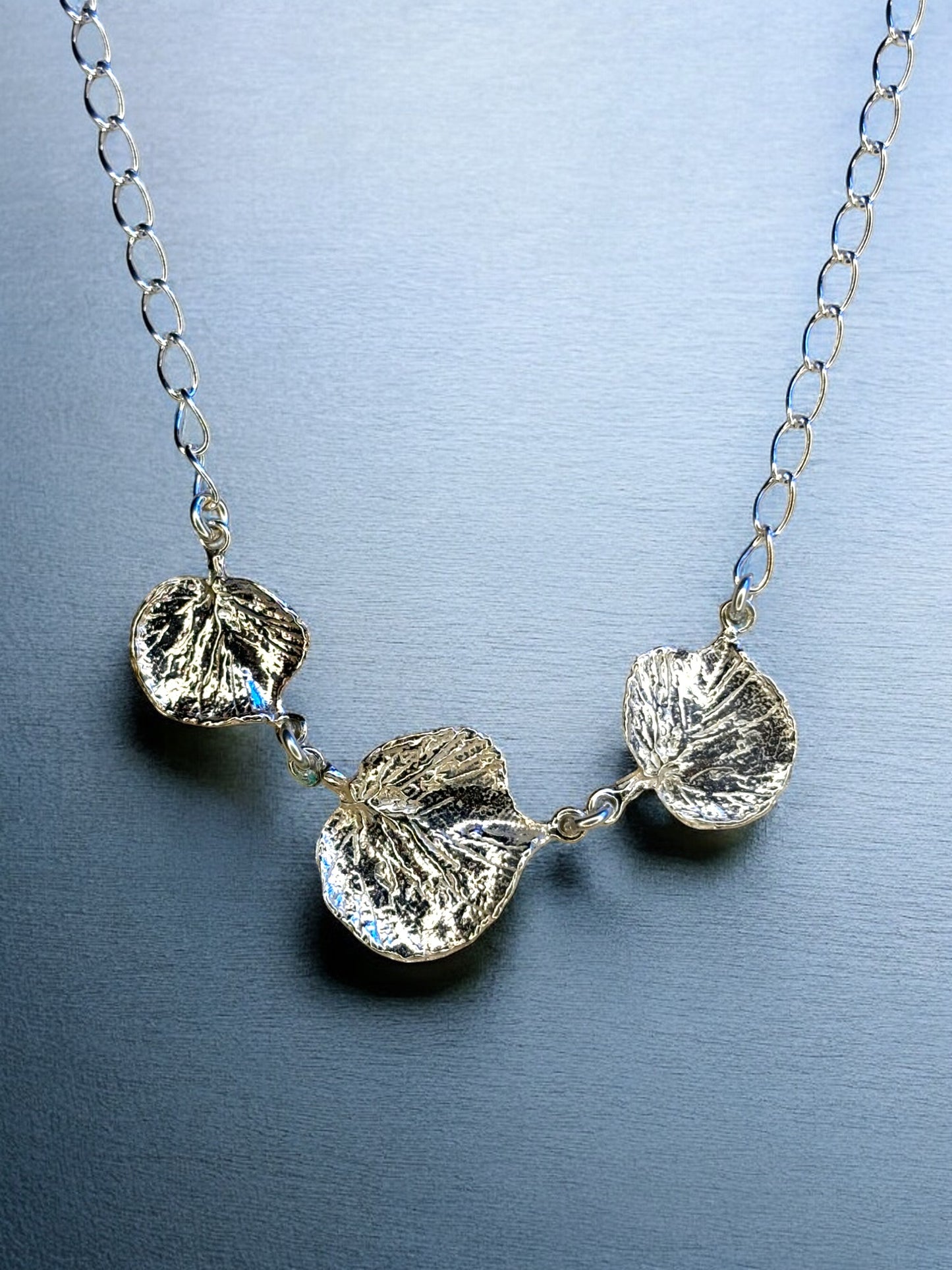 "Lehmus" kaulakoru -Kolme lehteä