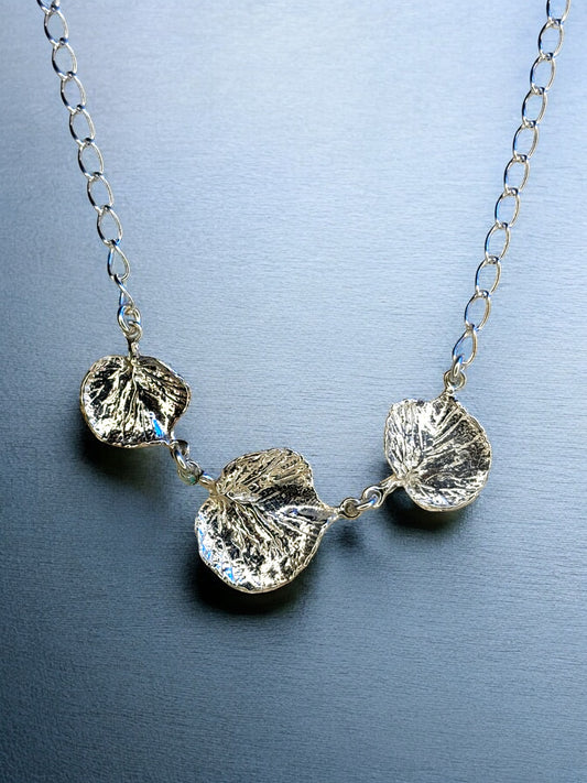 "Lehmus" kaulakoru -Kolme lehteä