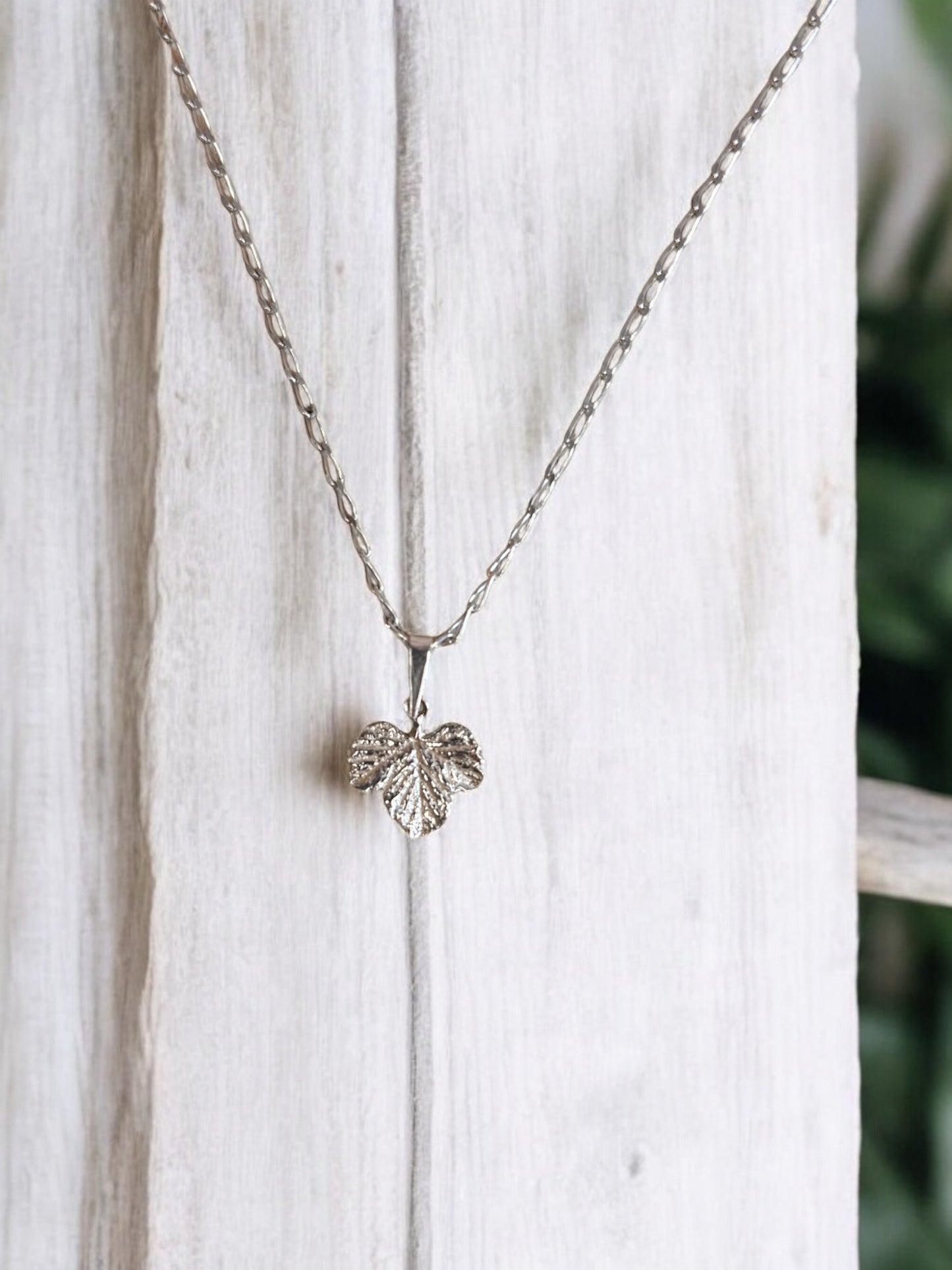 "Mesimarjan Lehti" kaulakoru - Yksi lehti