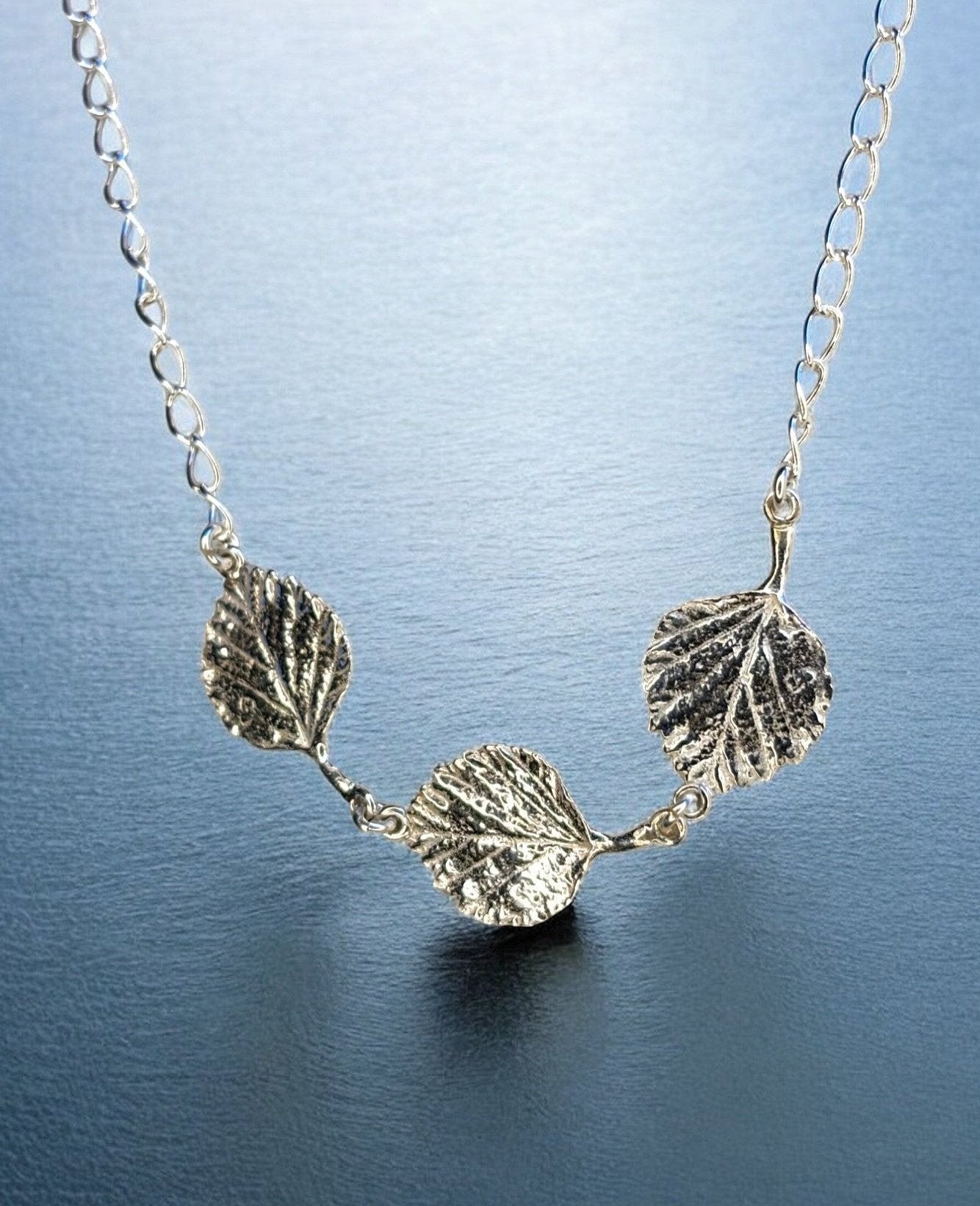 "Koivunlehti" kaulakoru -Kolme lehteä