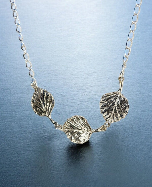 "Koivunlehti" kaulakoru -Kolme lehteä