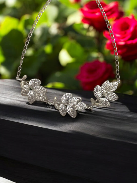 "Ruusunlehti" kaulakoru