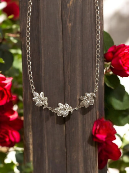 "Ruusunlehti" kaulakoru