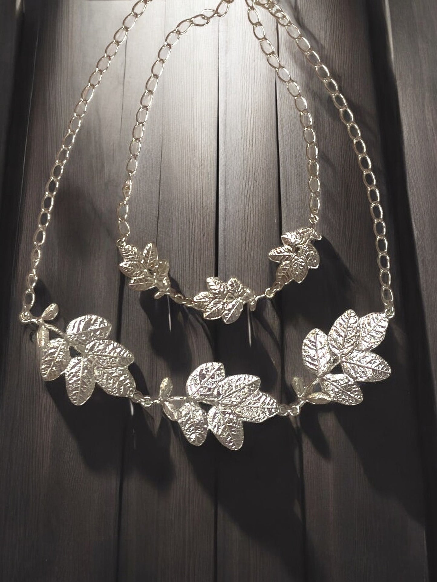 "Ruusunlehti" kaulakoru